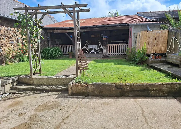 Maison En Pierre Proche Mer, Commerces Et Bus