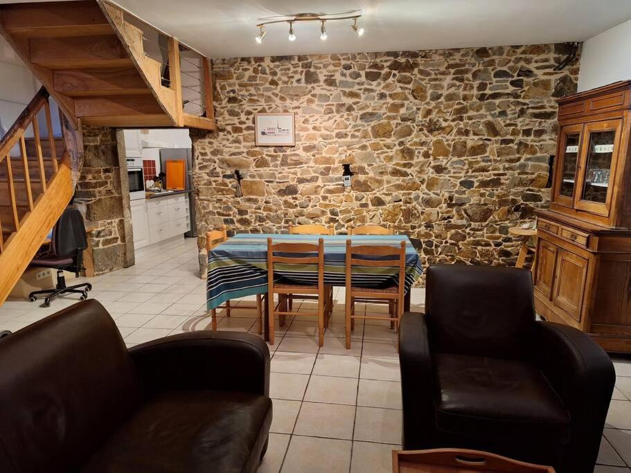 Maison En Pierre Proche Mer, Commerces Et Bus Holiday home *